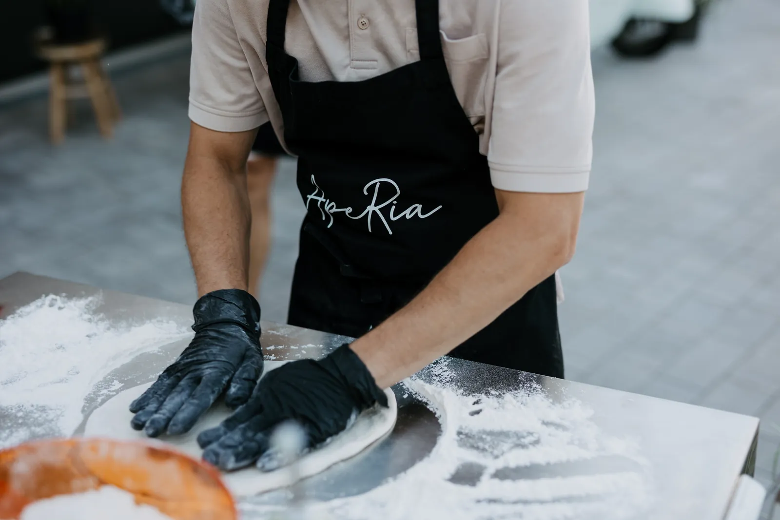 Pizzateig wird von Hand geformt