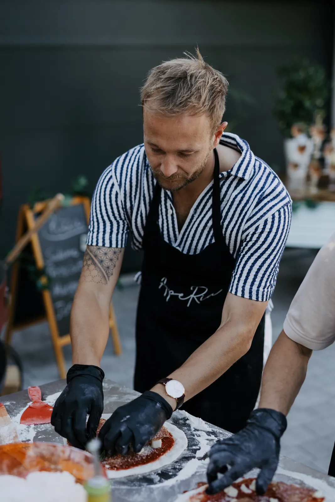 Pizzaiolo belegt eine Pizza