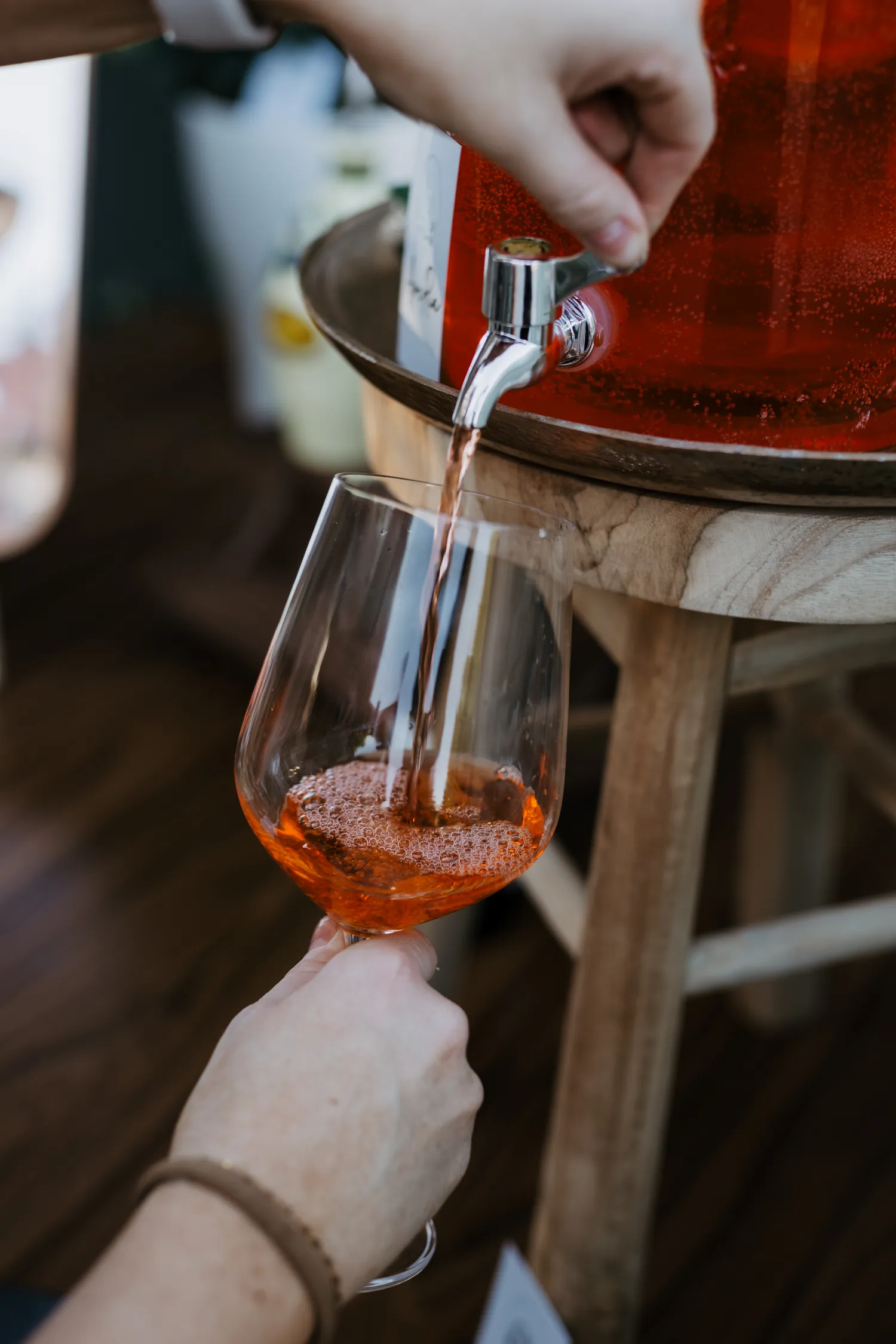 Aperol Spritz wird eingeschenkt
