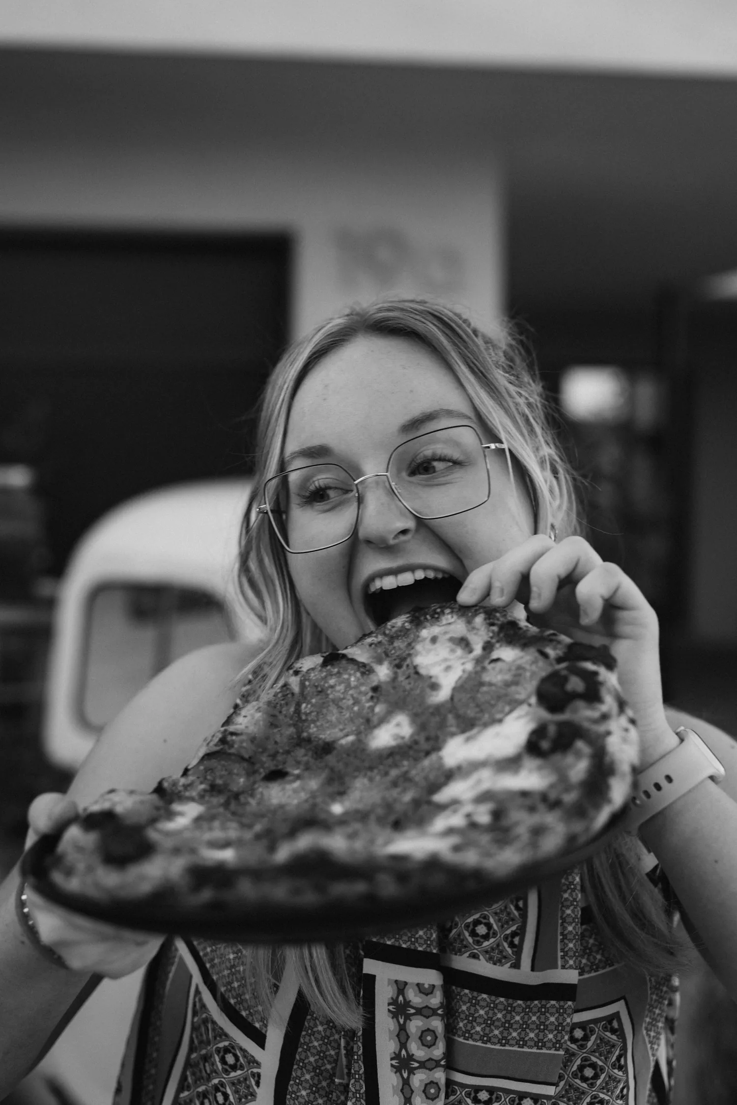 Gast genießt Pizza