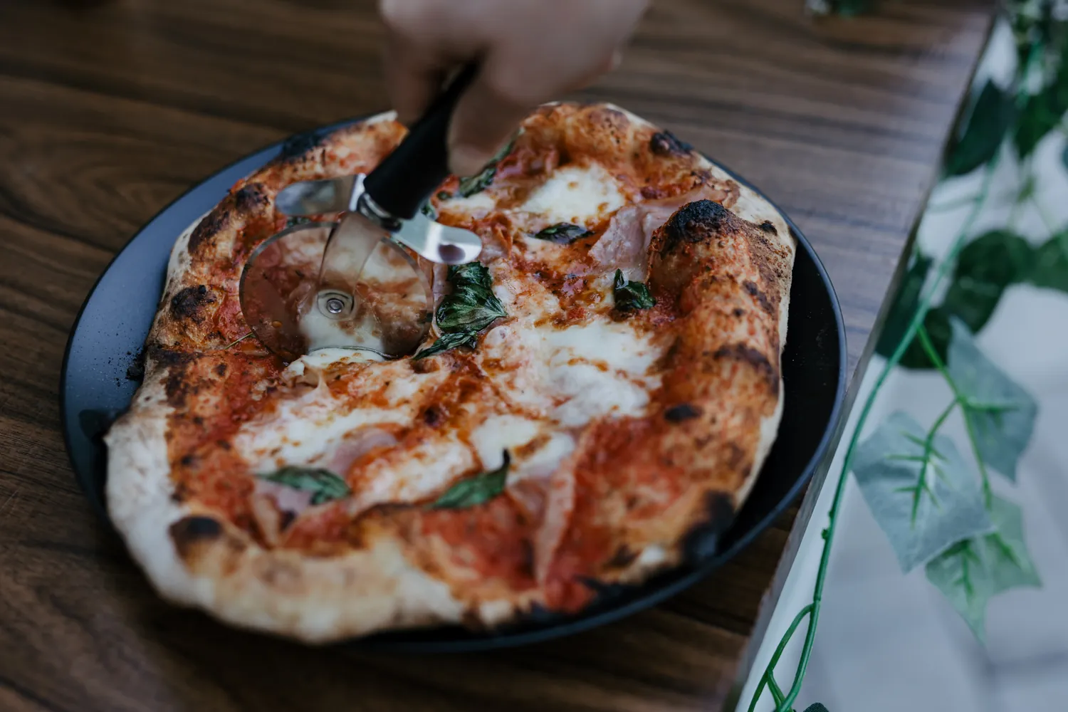 Frische italienische Holzofenpizza